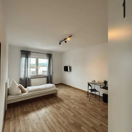 Geraeumige 3-schlafzimmer-wohnung In Koblenz Nahe Uni Apartment